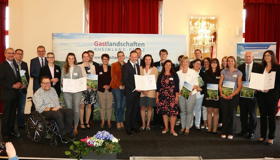 Das Saar-Mosel-Bad, vertreten durch Bürgermeister Joachim Weber und Badleiter Jens Becker (beide links im Bild), wurde im Kurfürstlichen Schloss mit dem Siegel "Reisen für Alle" ausgezeichnet. Die Urkunde überreichte der rheinland-pfälzische Wirtschaftsminister Dr. Volker Wissing. Foto: Godehard Juraschek / Rheinland-Pfalz Tourismus GmbH