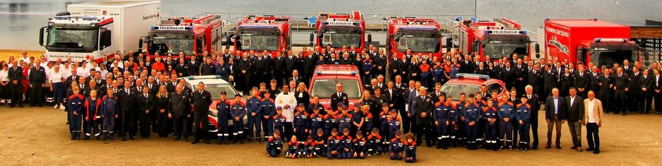 Imposantes Bild im Seepark: Dort wurden im Rahmen eines Dankesfestes der Stadt Zülpich nicht nur zehn Einsatzfahrzeuge der Feuerwehr und des DRK feierlich eingesegnet, sondern auch mehr als 250 Personen aus dem Stadtgebiet mit der Feuerwehr- und Katastrophenschutz-Einsatzmedaillen des Landes NRW geehrt.