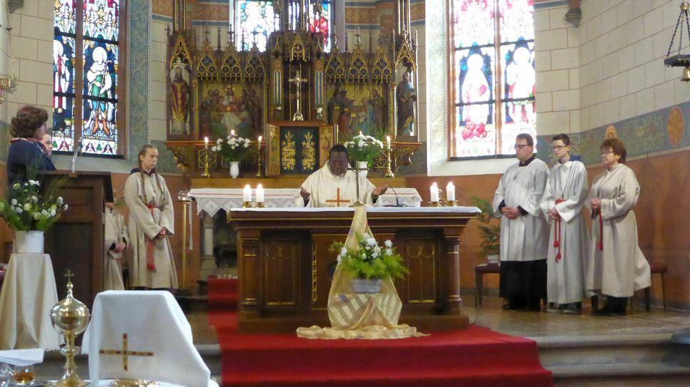 Die Pfarreiengemeinschaften Simmern und Rheinböllen starten eine Hilfsaktion für Goma im Kongo. Dazu hat sich Pater Floribert Malemo (Archiv-Fotos) gemeldet, der seine im Hunsrück durch seine Urlaubsvertretungen bekannt ist.