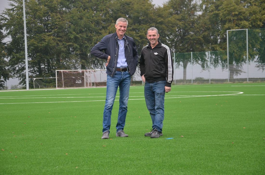 Sind erfreut über das erste Etappenziel, die Fertigstellung des Kunstrasenplatzes am neuen Sport- und Kulturzentrum in Kesternich: Ralf Stollenwerk, Vorsitzender des TSV Kesternich, und Horst Voßen, sein Pendant beim SV Nordeifel. Foto: T. Förster