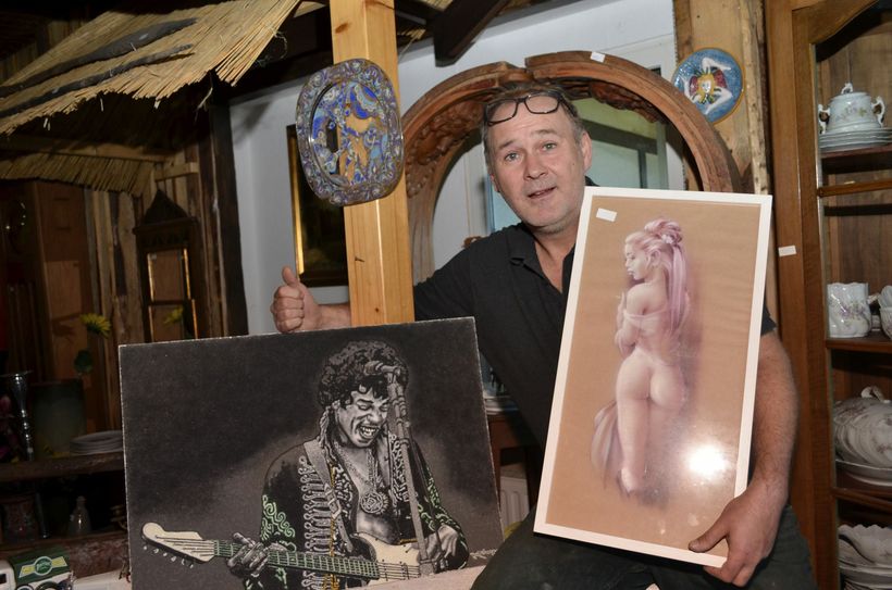 Walter Lehnertz mit zwei Bildern, die bei seiner internationalen Kunstausstellung in Krekel zu sehen sind.