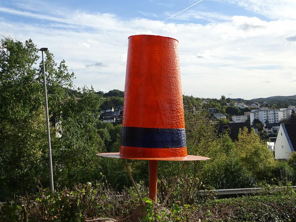 Der Doktorhut trägt die Farben der KoDoBüSt und besteht aus einem Polyesterharz mit Glasfaserverstärkung, die die Eigenschaft besitzt, Farben zum Leuchten zu bringen. Foto: Mohsmann