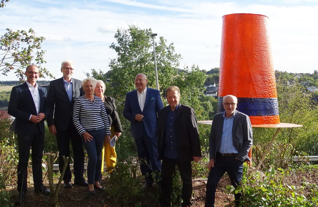 Feiern die Enthüllung des neuen Doktorhutes (von rechts): Winfried Manns, ehemaliger Verbandsbürgermeister; Harald Pompl, Künstler; Hartmut Schwiering, Gründer der KoDoBüSt und Vorstandsvorsitzender; Eva-Maria Reuther, Kunstkritikerin; Rosemarie Schwiering, Karl-Heinz