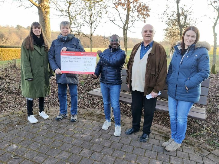 Mitglieder des Vereins "Wir wollen helfen" bei der Spendenübergabe an Pater Rudi Lehnert und Schwester Judith.