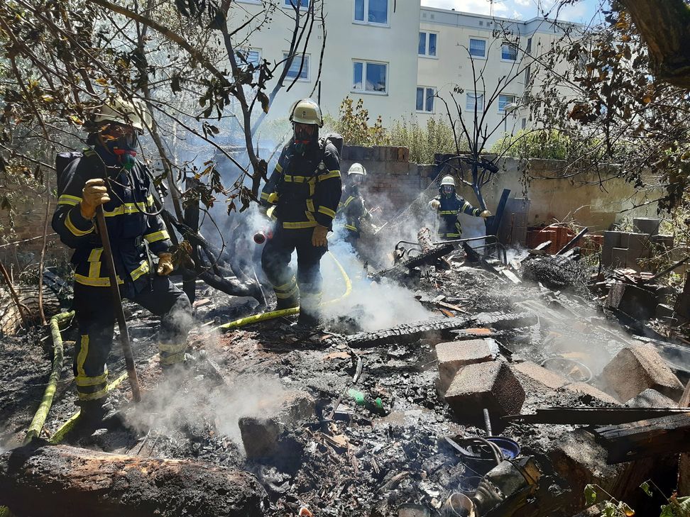 Auf einer Fläche von rund 50 Quadratmetern standen Holzabfälle lichterloh in Flammen. Verletzt wurde glücklicherweise niemand.