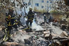 Auf einer Fläche von rund 50 Quadratmetern standen Holzabfälle lichterloh in Flammen. Verletzt wurde glücklicherweise niemand.