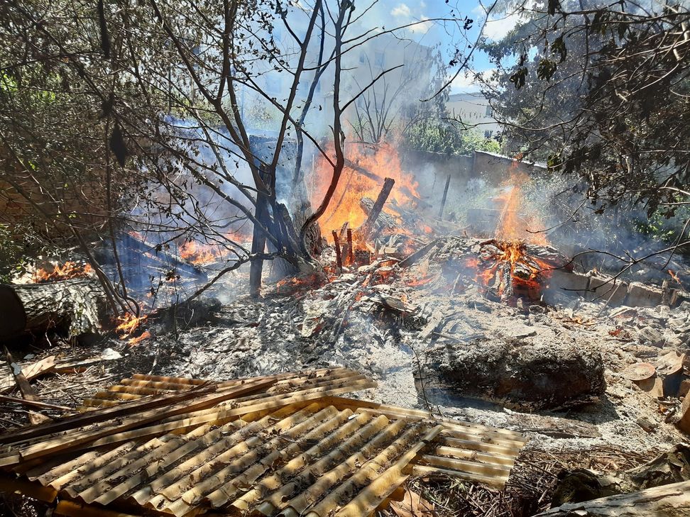 Auf einer Fläche von rund 50 Quadratmetern standen Holzabfälle lichterloh in Flammen. Verletzt wurde glücklicherweise niemand.