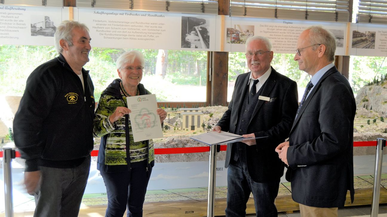 Ralf Sawatzki (2.v.r.), ehrenamtlicher Regionalbotschafter der NRW-Stiftung mit Günter Nießen (l.), Karoline Schommer und Bürgermeister Dr. Hans-Peter Schick. Foto: Kirsten Röder/pp
