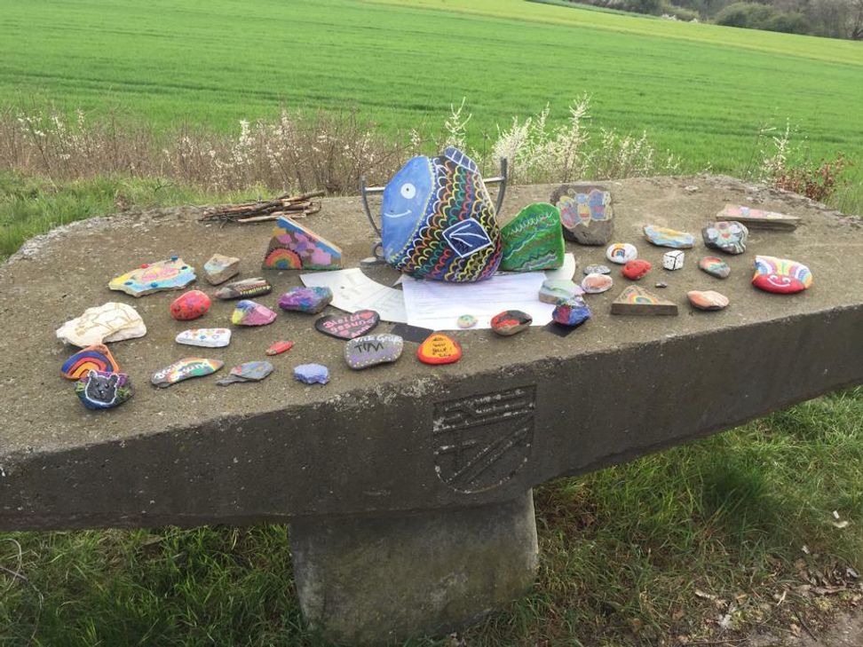 Die Kinder haben - wie hier in Hirten - Steinplätze angelegt.