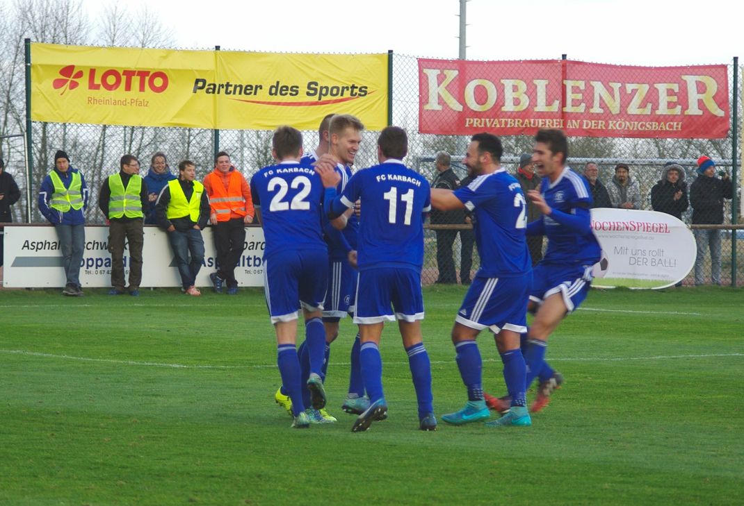 Trainer Torsten Schmidt vertraute seiner Startelf über das gesamte Spiel und wechselte diesmal nicht aus. Am Ende wurden er und die Mannschaft mit drei Punkten belohnt. Foto: Boes