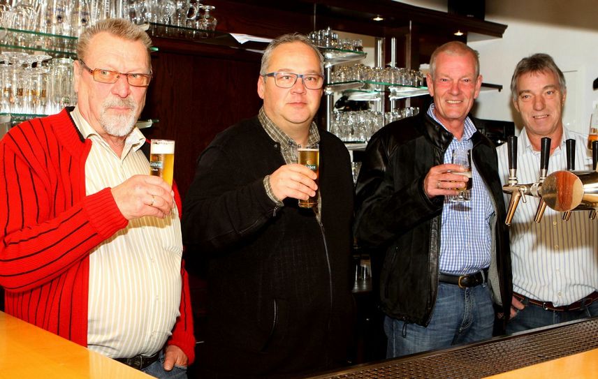 Anstoßen auf eine gute Zukunft. Der Vorstand des Vereins zur Erhaltung der Traditionsgaststätte Gier: Schriftführer Reiner Züll, Vorsitzender Uwe Schubinski, 2. Vorsitzender Ralf Schumacher und Kassenwart Berthold Jansen. Foto: Paul Düster