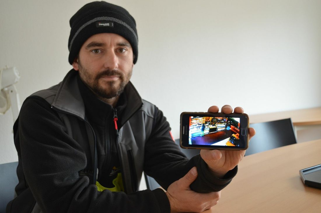 André Dalkner hat das Video von der Attacke auf seinem Handy gespeichert. Darin ist der Angriff genau zu erkennen. Foto: mb