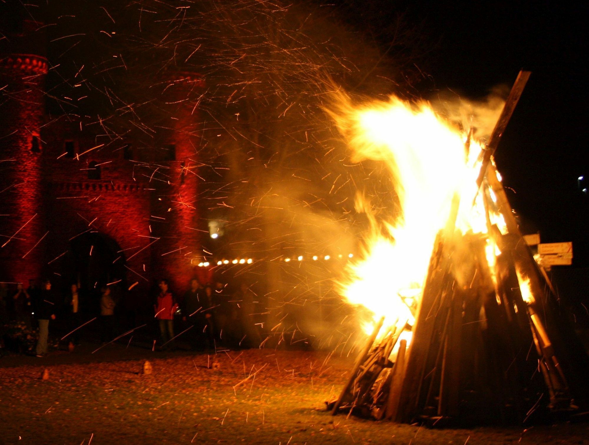 Im Schein des brennenden Feuers endet der historische Martinszug von Zülpich am Weiertor. Hier erfolgt die Ausgabe der kostenlosen Martinswecken.