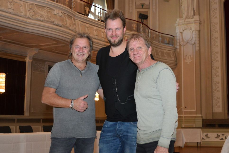 Die Bandmitglieder Bubi Brühl (v.li.), Sven Welter und Klaus Lückerath freuen sich auf ihren Auftritt im Kurhaus. Foto: Scholl