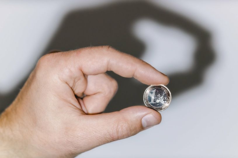 Der Notgroschen dürfte als „Not-Euro“ im kommenden Krisen-Winter für viele zur wichtigen Reserve werden: Immer mehr Haushalte werden in die fatale Situation kommen, dass sie ihre gesamten Einkünfte für den Lebensunterhalt einsetzen müssen – fürs Wohnen und für die Einkäufe, befürchtet die Gewerkschaft NGG. Viele – vor allem Geringverdiener – hätten allerdings keinen „Not-Euro“ auf der hohen Kante und damit kein finanzielles „Krisen-Polster“. Ihnen drohe Armut. Die Gewerkschaft ruft deshalb zur Teilnahme an der zentralen NRW-Kundgebung am kommenden Samstag in Düsseldorf auf: www.solidarisch-durch-die-krise-nrw.de. Bei dem Protest gehe es darum, den Bund und das Land NRW aufzufordern, die Lasten in der Krise fairer zu verteilen.