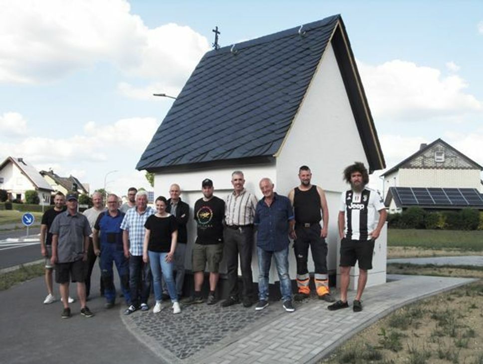 Starke Eigenleistung: Das Dach der Wegekapelle in Driesch wurde mit Schiefer eingedeckt und die Wände wurde sowohl innen wie außen verputzt.