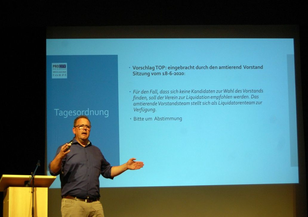 Der schicksalhafte Beschluss: Einstimmig sprachen sich die Pro City-Mitglieder für den Vorschlag des amtierenden Vorstands um Dirk Alsentzer aus - die Auflösung des Vereins wird eingeleitet.   Foto: R.Syska
