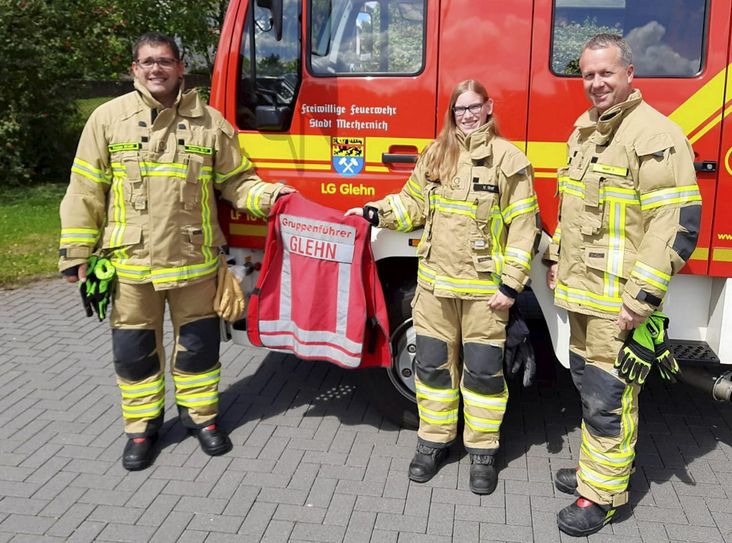 Vanessa Graf ist die erste Gruppenführerin in den Reihen der Freiwilligen Feuerwehr Mechernich. Mit ihr freuen sich Florian Wolff (Löschgruppenführer Glehn, l.) und Thomas Wolff (stellvertretender Leiter der Feuerwehr der Stadt Mechernich).