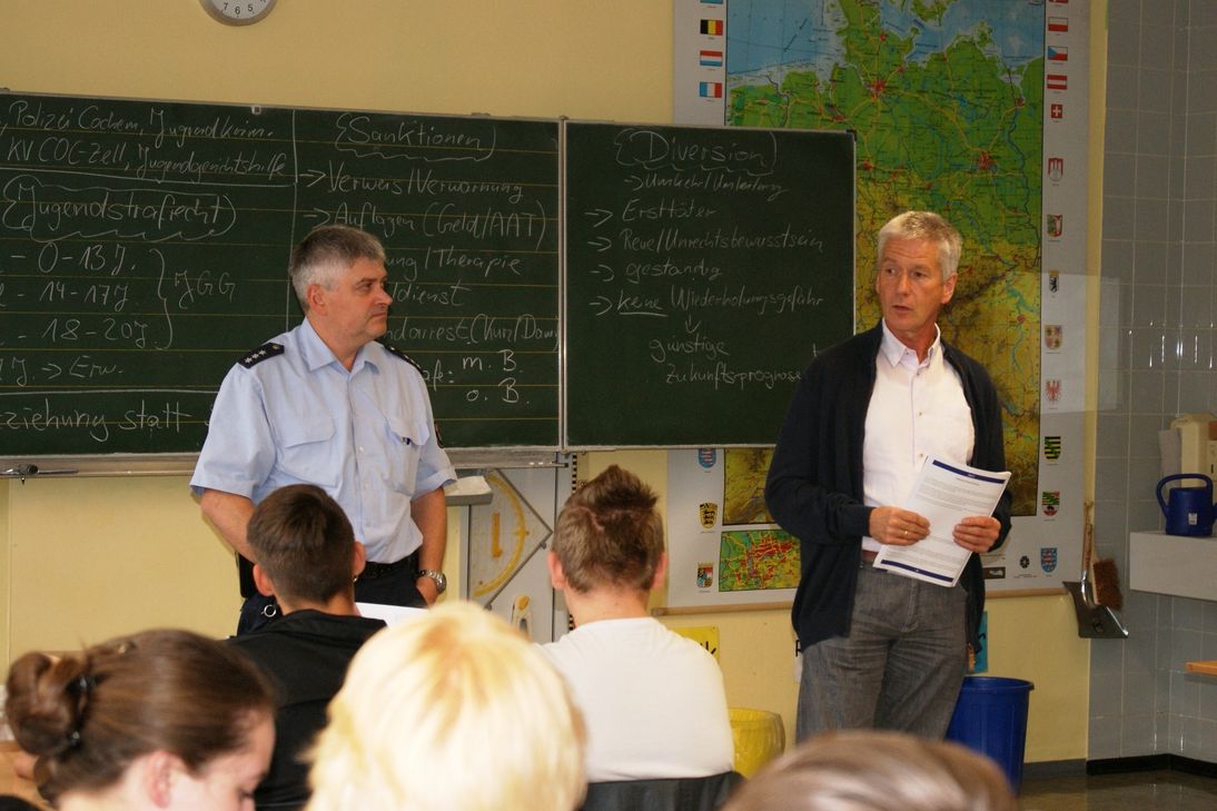 Jugendgerichtshelfer Thomas Mauer und Harald Ehses von der Polizeiinspektion Cochem zu Besuch in der Klasse 10c der Realschule plus und FOS Kaisersesch.