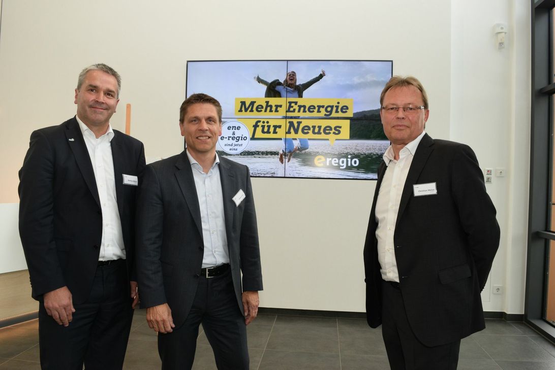 Die e-regio Geschäftsführer Markus Böhm, Stefan Dott und Christian Metze stellten nach der Unterzeichnung des Fusionsvertrages den neuen Markenauftritt inklusive neuem Logo vor. Foto: Scholl
