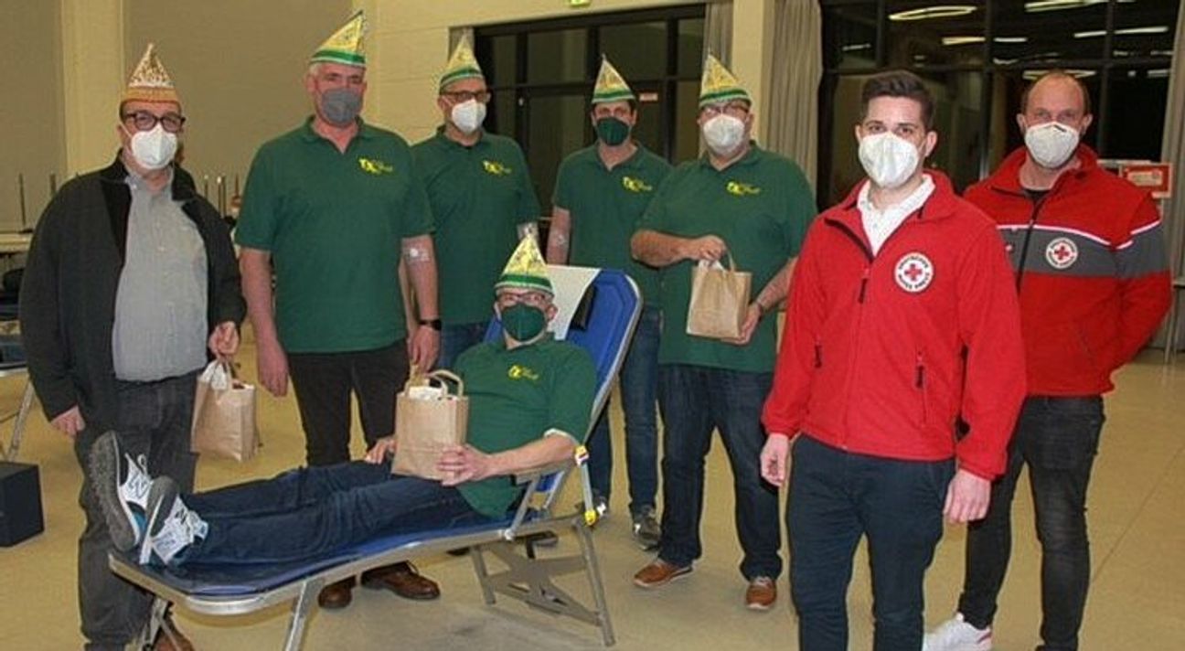 Bei der Zülpicher DRK-Karnevalisten-Blutspende (v.l.): Horst Wachendorf, der Präsident der Prinzengarde, Gerd Walraff, der Präsident der Hovener Jungkarnevalisten (HJK), drei weitere HJK-Karnevalisten und Prinz Rolf (Rolf Kogel). 
 Foto: Thomas Heinen/DRK/pp/Agentur ProfiPress