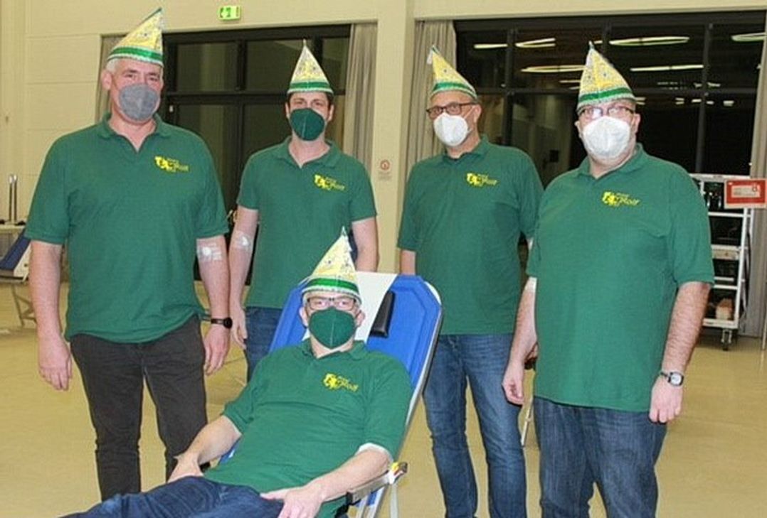 Im Vordergrund auf der Liege: Prinz Rolf (Rolf Kogel) mit vier jecken "Bodyguards" im Rücken… Foto: Thomas Heinen/DRK/pp/Agentur ProfiPress