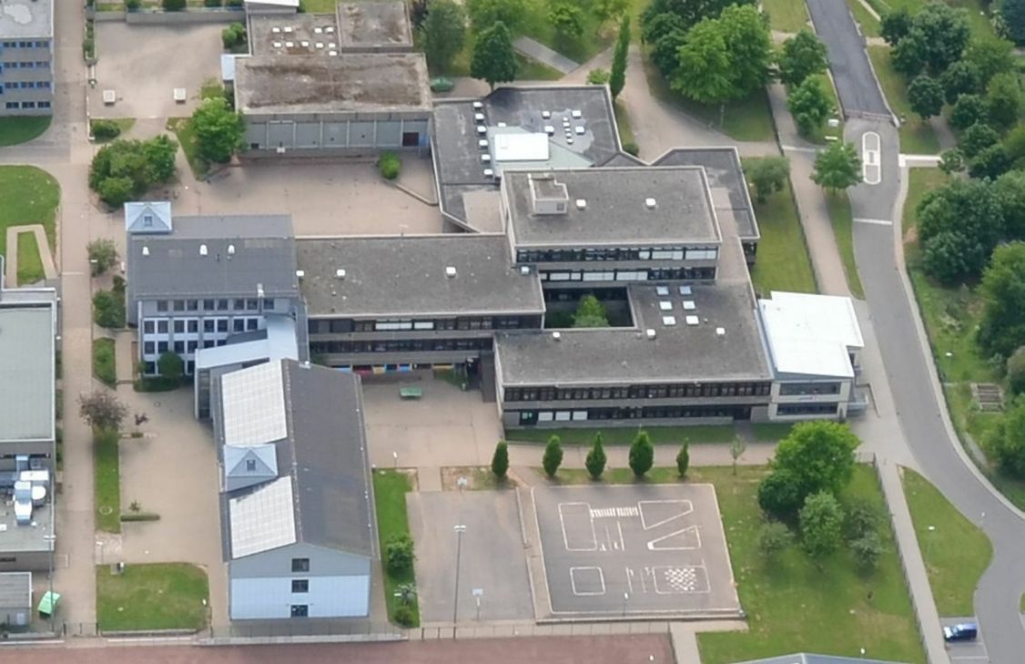 Ein Schüler der Gesamtschule Mechernich ist positiv auf das Corona-Virus getestet worden. 23 Schüler und eine Lehrkraft sind jetzt in Quarantäne. Luftbild: Manfred Lang/Archiv/pp/Agentur ProfiPress