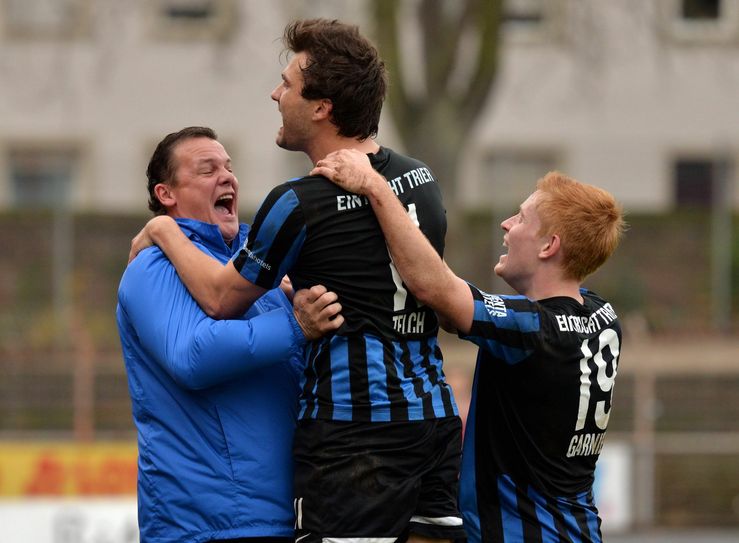 Will weiter mit den Eintracht-Spielern jubeln: Rudi Thömmes (links). Foto: funkbild