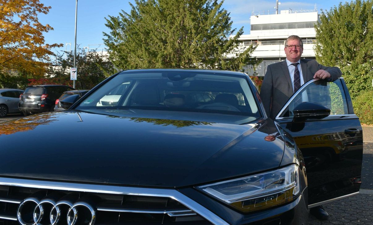 Werner Krebs, Fahrer des Landrats, mit seinem mobilen Arbeitsplatz, einem Audi A8Foto: Scholl