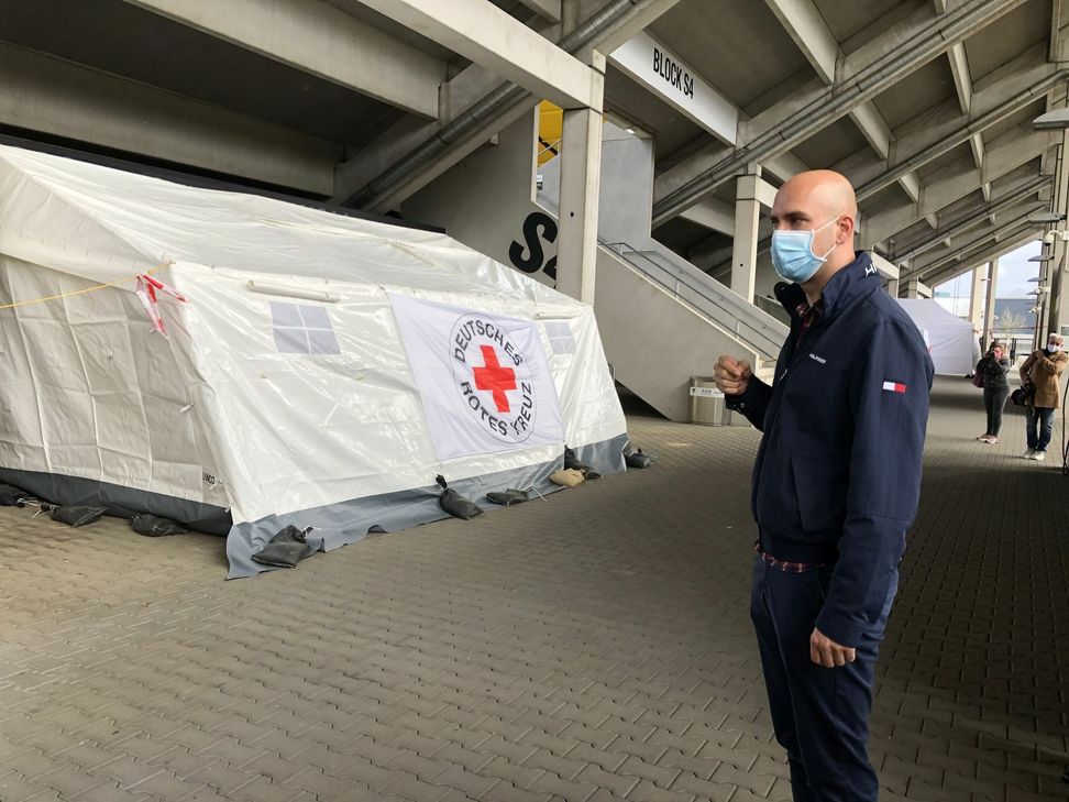 Für das Abstrichzentrum am Tivoli werden Termine online vergeben. Die Tests sind kostenlos. Foto: Scheffen