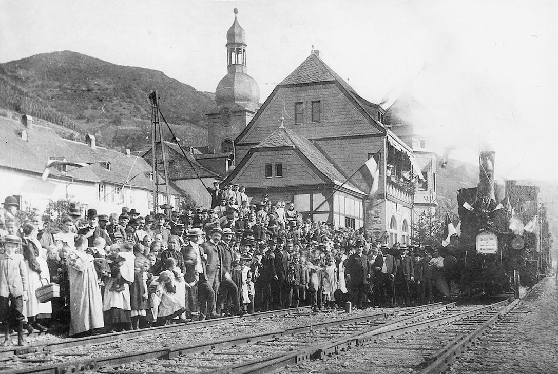 Großer Bahnhof: Eine riesige Menschenmenge erwartete am 19. August 1905 am Bahnhof Zell den ersten Zug aus Richtung Trier. Foto: Franz Piacenza (Slg. Heidi Holle-Piacenza, Zell)/Sutton Verlag