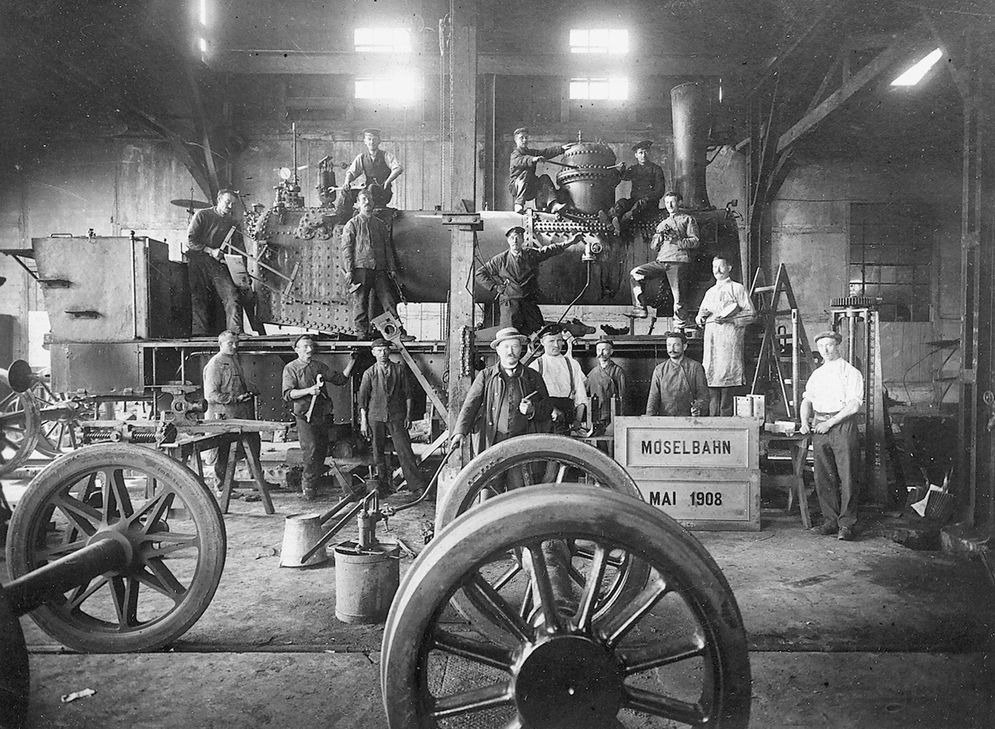 Ein Blick hinter die Kulissen der Moseltalbahn im Mai 1908: In der Betriebsstätte Andel wird Lok 4A wieder "flott" gemacht. Foto: Hans-Peter Rieb, Bullay/Sutton Verlag