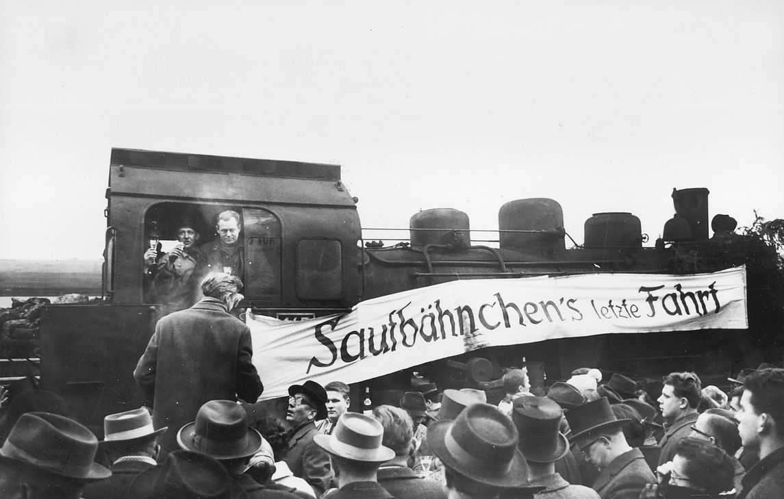 Schwarze Fahnen und zahlreiche enttäuschte Moselaner empfingen am 31. Dezember 1962 in Bernkastel Nord Lok 145 zu "Saufbähnchen‘s letzter Fahrt".