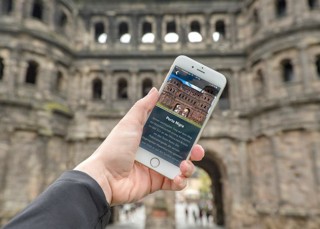 Mit der App auf Stadtrundgang. Foto: Sheila Werner.