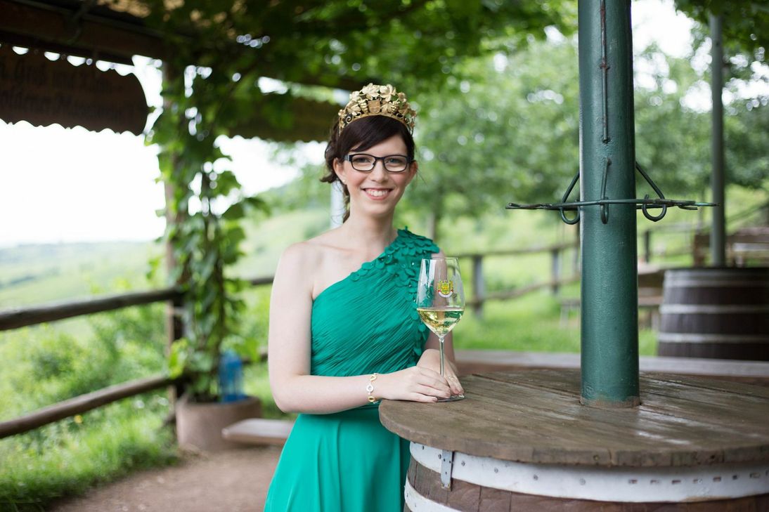 Liebe Mehringer, liebe Weinfreunde,  als amtierende Ortsweinkönigin darf ich Sie recht herzlich vom 10. bis zum 12. Juni zur diesjährigen Medarduskirmes einladen. An diesem Wochenende können Sie bei musikalischer Unterhaltung moselländische Köstlichkeiten und hervorragende Weine unserer Mehringer Winzer genießen. Als Höhepunkt der Medarduskirmes findet in diesem Jahr die Wahl meiner Nachfolgerin zur 65. Mehringer Ortsweinkönigin statt. Freuen Sie sich mit mir auf drei Tage bester Unterhaltung bei einem guten Glas Mehringer Wein. Ihre Annika I