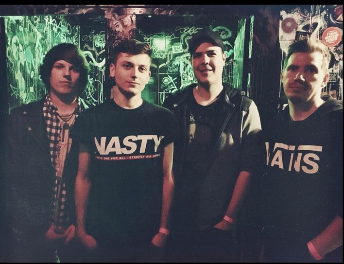 Am "Freaky Friday" heizen die Bands NO Excuses und Downhill From Here ordentlich ein. Fotos: Band