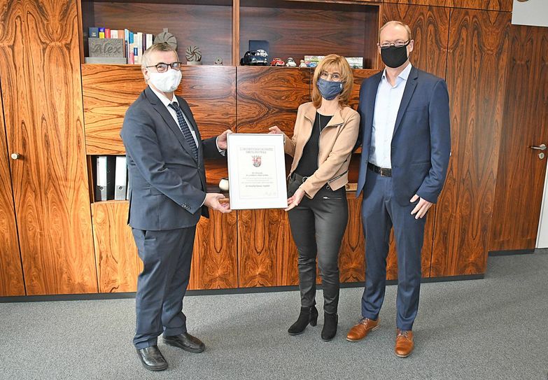 Landrat Dr. Alexander Saftig überreichte den Ehrenpreis an das Team vom Winzerhof Künster.