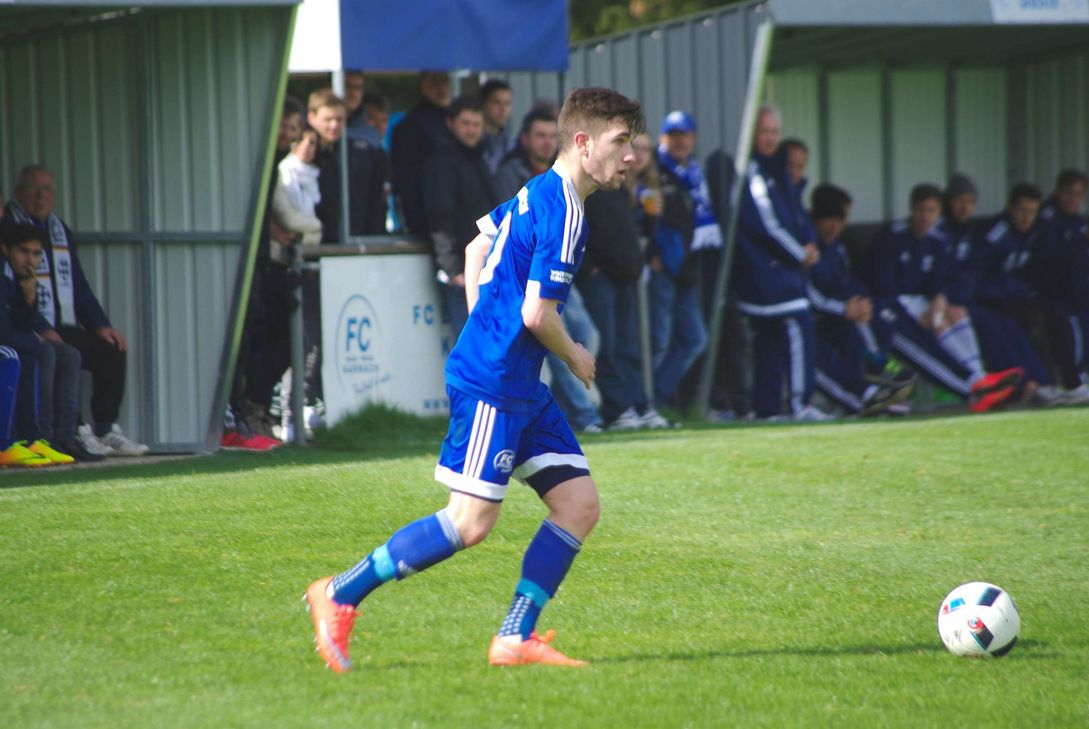 Dominik Kunz war an seinem 21. Geburtstag der beste Spieler im Team des FC Karbach. Am Ende aber mussten er und seine Mannschaftskameraden mit dem torlosen Unentschieden zufrieden sein. Foto: Arno Boes