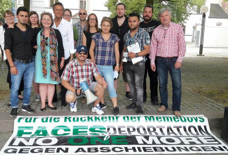 Teilnehmer an der Demonstration vor der Porta Nigra bekunden ihre Solidarität mit der Saarburger Roma-Familie der Memedovs. Foto: FF