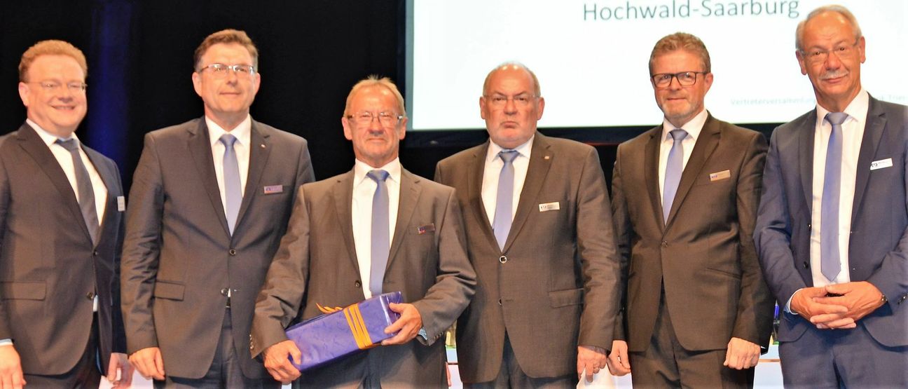 Nach 26 Jahren in verschiedenen Aufsichtsräten der Volksbanken der Region wurde Robert Reis (70, 3.v.l.) nach dem Erreichen der Altersgrenze von der Vertreterversammlung verabschiedet. Unser Foto zeigt (v.l.): Franz-Hermann Deres (Genossenschaftsverband), Norbert Friedrich (Vorstand Volksbank Trier), Robert Reis, Norbert Feder (Aufsichtsratsvorsitzender Volksbank Trier), Alfons Jochem (Vorstand) und Wolfgang Schäfer (Mitglied des Aufsichtsrates). Foto: Finkenberg