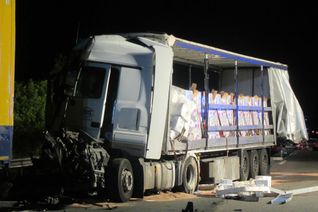 Der verunglückte Gefahrguttransporter. Foto: Polizei