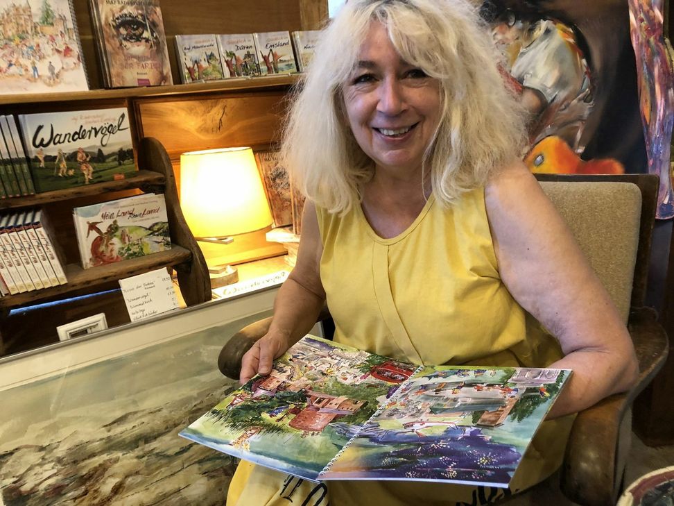 Mit ganz viel Liebe hat die Künstlerin Maf Räderscheidt ein Wimmelbuch der Nordeifel geschaffen, in dem unzählige gr0ße und kleine Geschichten zu entdecken sind. mn-Foto