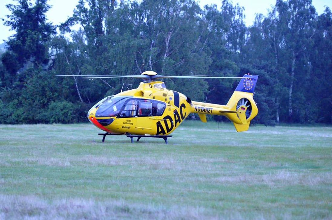 Am Freitagabend war der Rettungshubschrauber zum Transport der Verletzten im Einsatz.