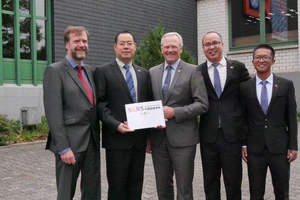 Von links: Guido Vandervelt (ZVDH), Zhang Lei ("XCIT"), Artur Wierschem (BBZ), Cao Yinhui ("TDRoof"), Bennan Wang ("TDRoof")