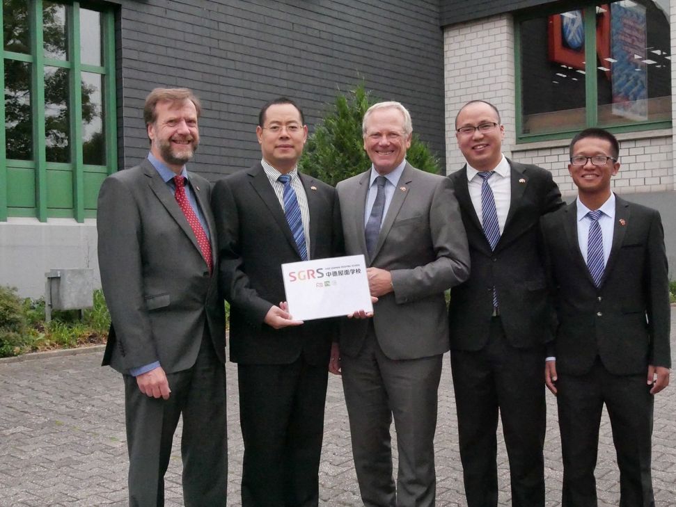 Von links: Guido Vandervelt (ZVDH), Zhang Lei ("XCIT"), Artur Wierschem (BBZ), Cao Yinhui ("TDRoof"), Bennan Wang ("TDRoof")