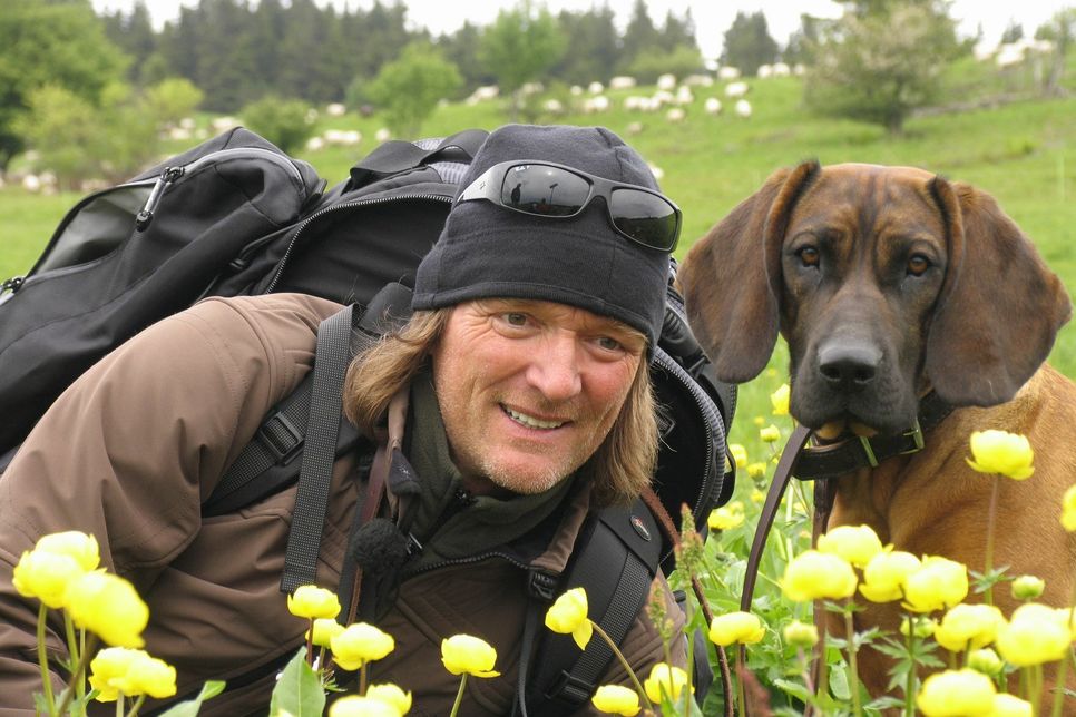 Andreas Kieling ist einer der bekanntesten Tierfilmer weltweit. Auf seinen Wanderungen und Erkundungen durch die heimischen Wälder ist Hündin Cleo stets an seiner Seite. Foto: Viking Film