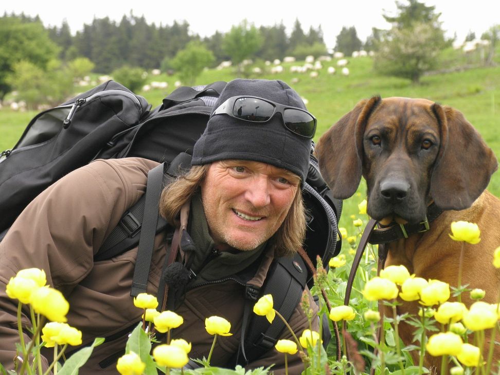 Andreas Kieling ist einer der bekanntesten Tierfilmer weltweit. Auf seinen Wanderungen und Erkundungen durch die heimischen Wälder ist Hündin Cleo stets an seiner Seite. Foto: Viking Film