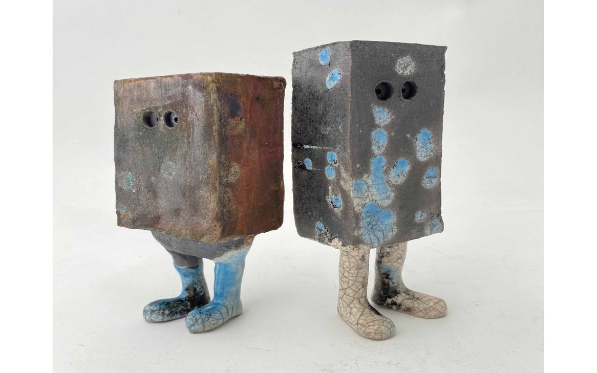 Gezeigt werden Werken aus Keramik sowie aus Metall, Glas, Holz, Stein, Papier, Leder, Ton, Textiles, Fotografie
und Malerei.