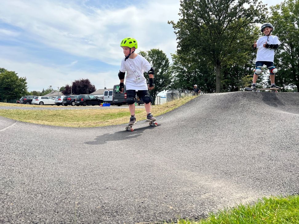 Unter anderem übten die jungen Skater den »Drop in«, das Einfahren in den Pumptrack.
