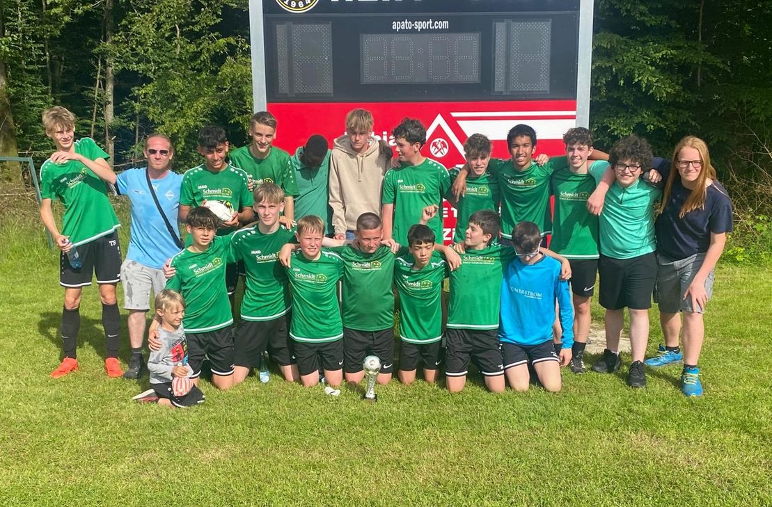 Die C-Junioren Kreispokalsieger-Mannschaft mit Trainer Markus Kuhn (stehend 2.v.l.) der JSG Pallien/Post/Olewig/Euren nach dem 3:0 Sieg über die JSG Saar-Mosel Konz in Fisch.